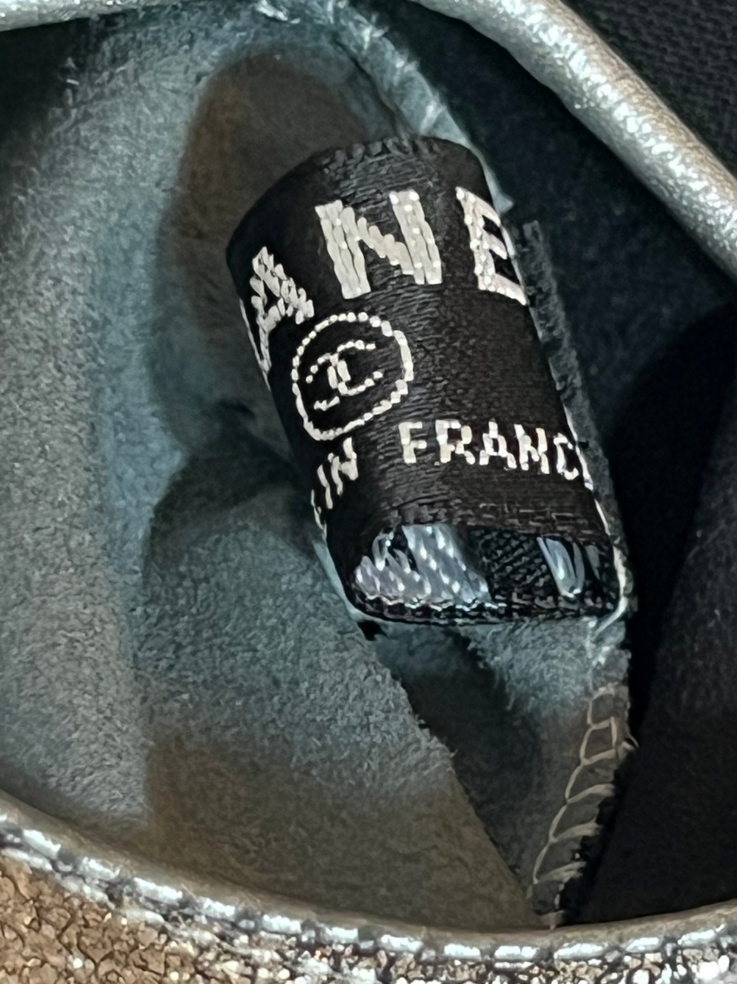 CHANEL LEATHER MITTEN